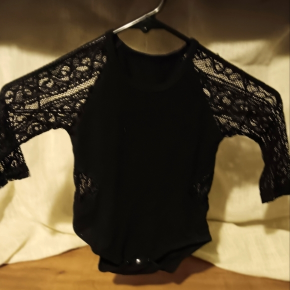 baby girl ripped jeans with cheetah belt and black long sleeve lacey onsy - Picture 7 of 7